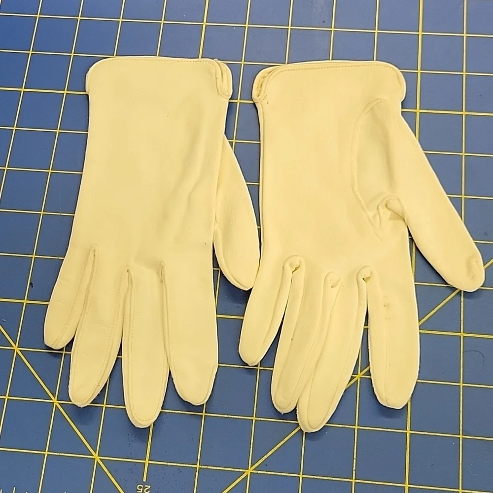 Vintage Creamy White Ladies Gloves 8.5